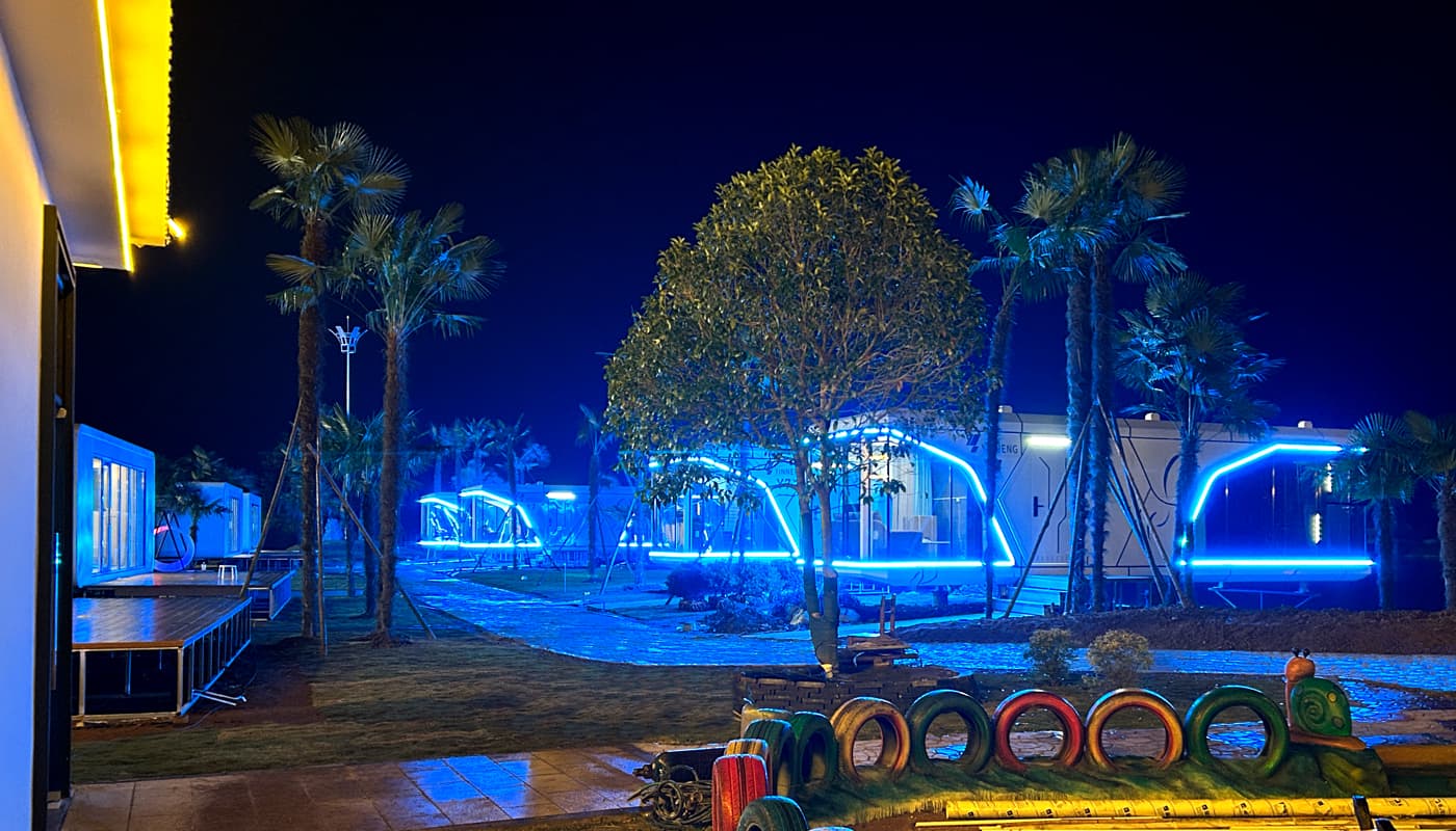 Yinneng Y7 camp installation at night with illuminated capsule units