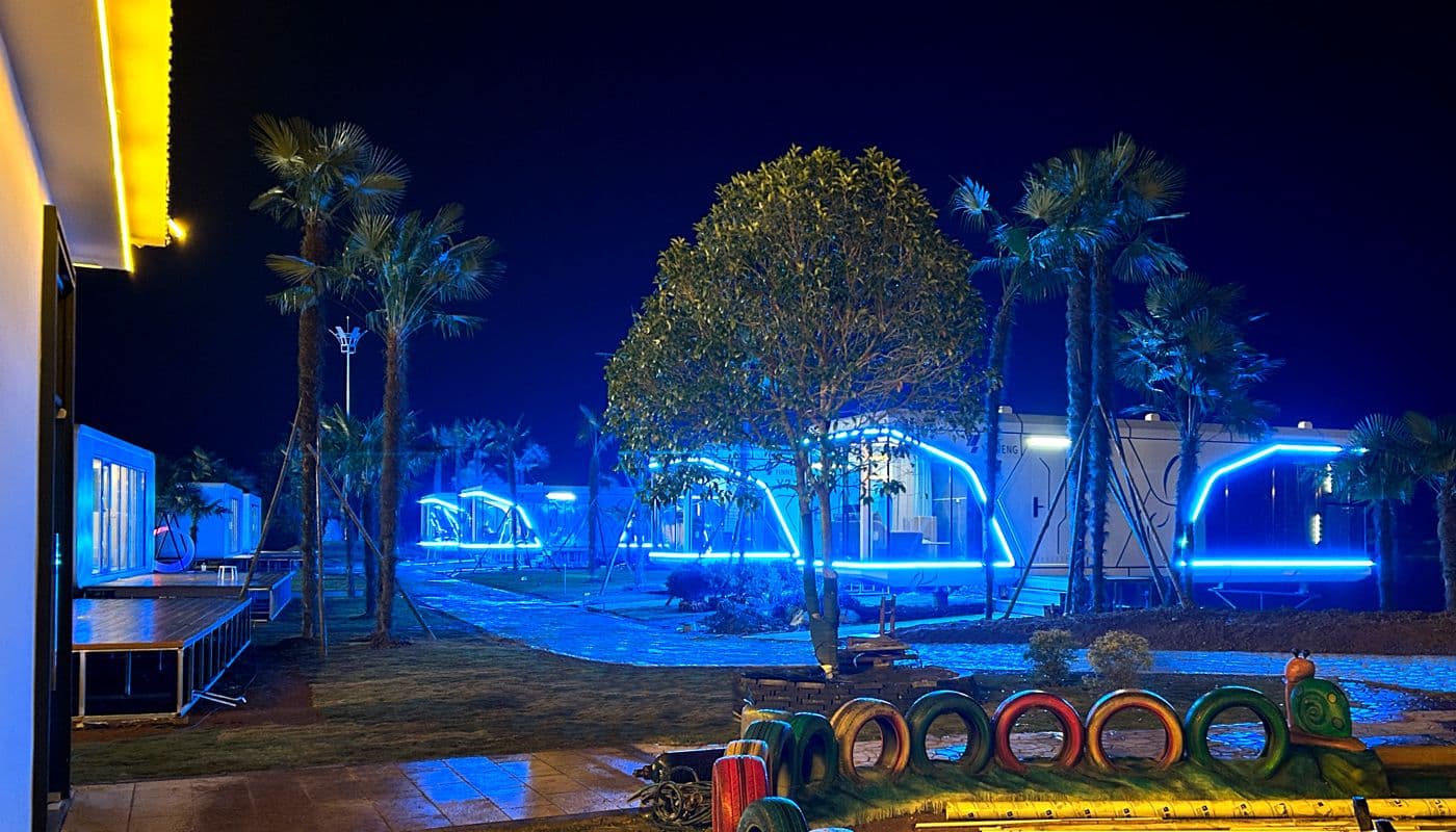 Yinneng Y7 camp installation at night with illuminated capsule units